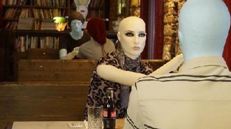 Kafelerden koronaya karşı 'cansız mankenli' tedbir