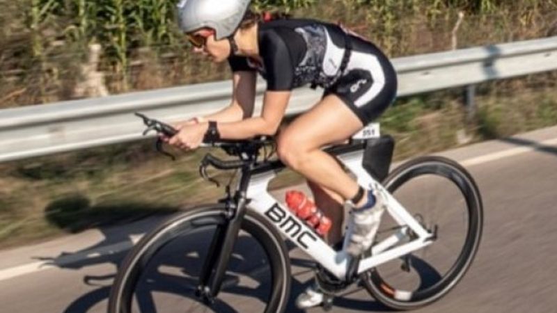 Nevşin Mengü bisikletten düştü