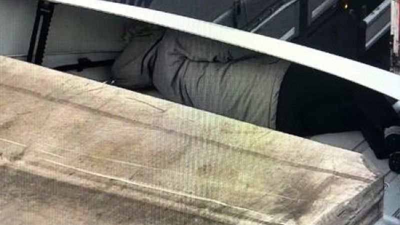 Tırda gizlenip, sınırı kaçak geçmek isterken yakalandı