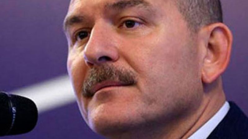 Ayağı kırılan kadını sırtında taşıyan polis