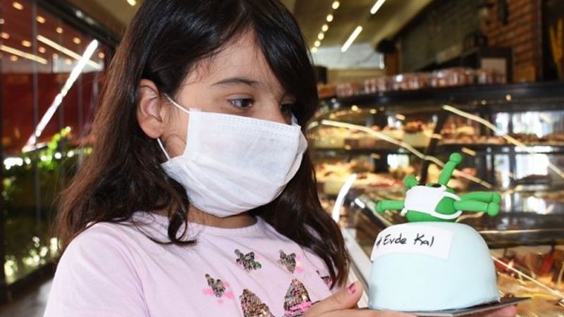 Çocuklara kooronavirüs önlemlerini 'tatlıyla' anlatıyor