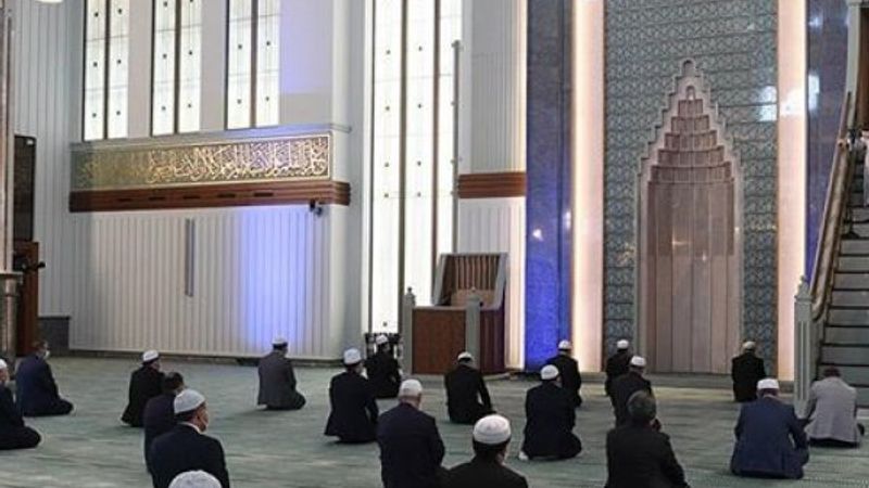 Camiler cemaatine kavuştu, cuma namazları kılındı