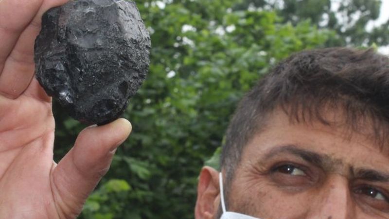 Düzce'de ot biçerken bahçede göktaşı buldu