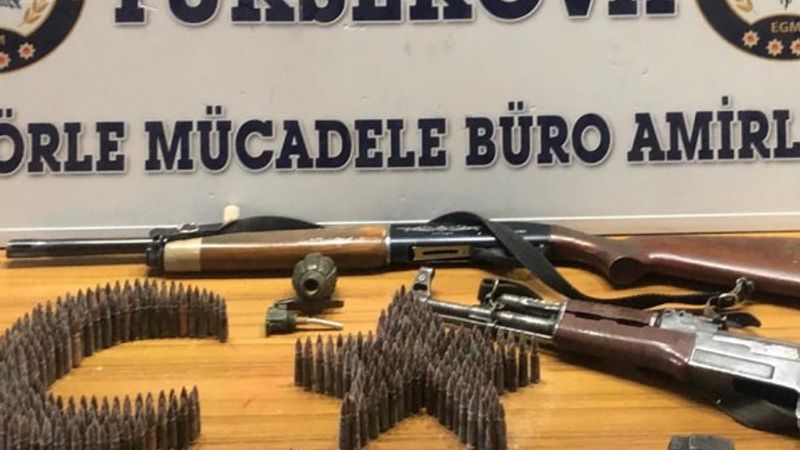 Hakkari'de bir evde silah, el bombası ve mühimmat bulundu