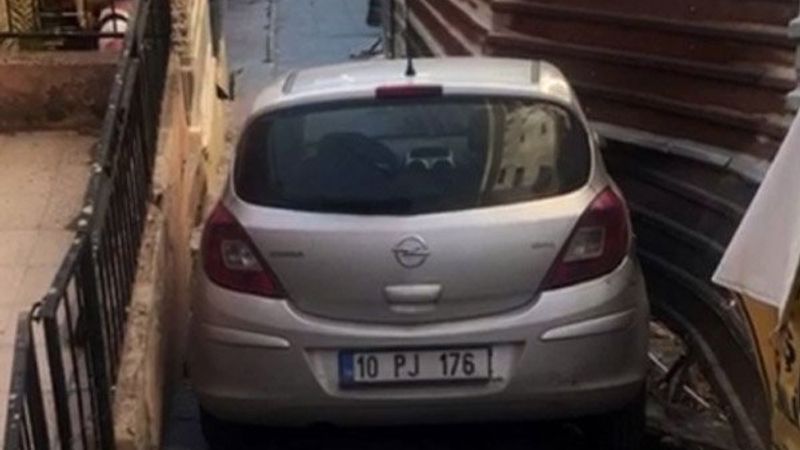 El freni çekilmeyen otomobil merdivenlere uçtu