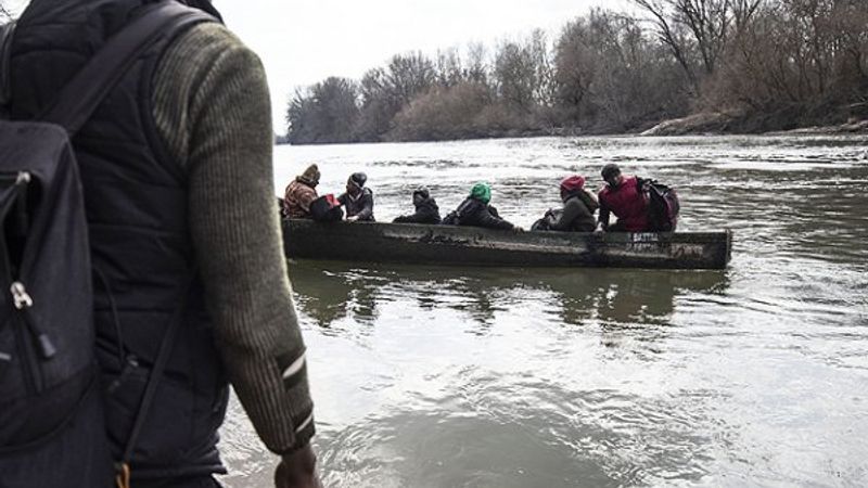 Yunanistan, mülteciler için sınıra bariyer çekiyor