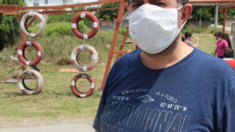 Boş arsaya çocuklar için park yaptı, darbedildi