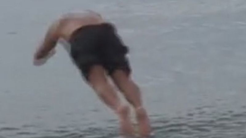 Antalya'da soğuk havaya rağmen denize girdiler