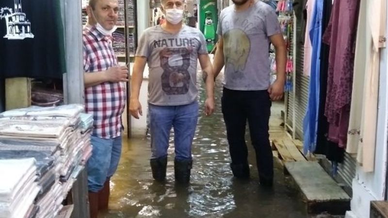 İzmir’de yağış hayatı felç etti, caddeler göle döndü