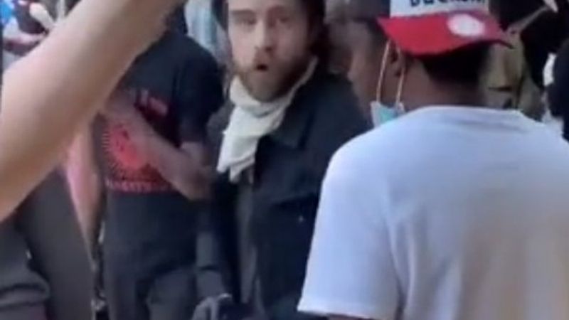 ABD'deki gösteri sırasında para veriliyor iddiası