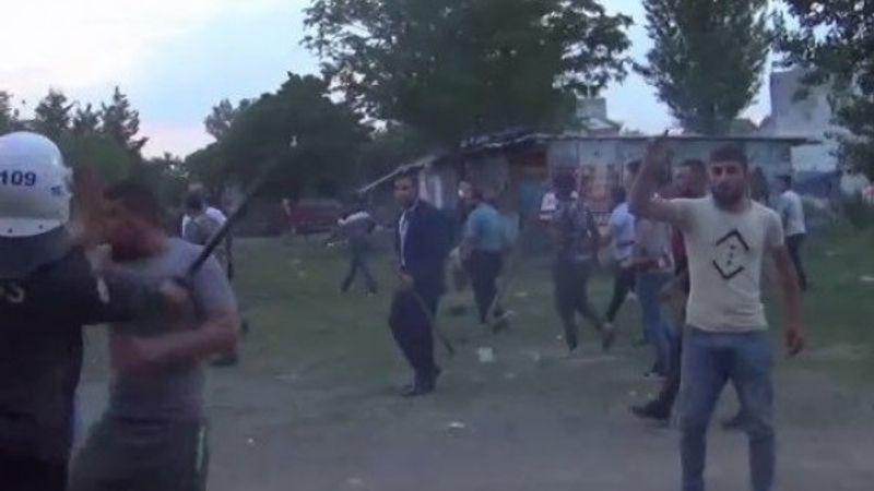 Polisi şehit edip 2 kardeşi öldüren zanlının evi taşlandı