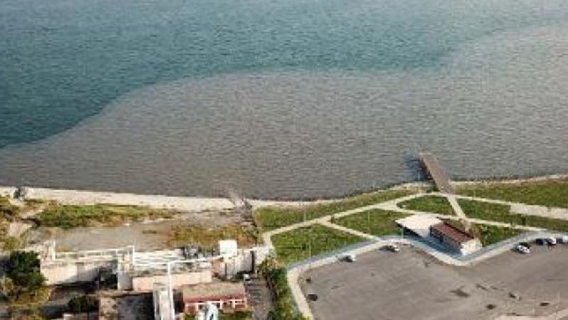 İSKİ'den bırakılan su, denizin rengini böyle değiştirdi