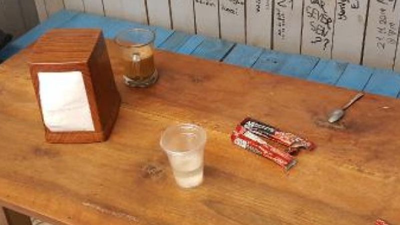 Kafeden hırsızlık yapamayınca, kahve içip çıktılar