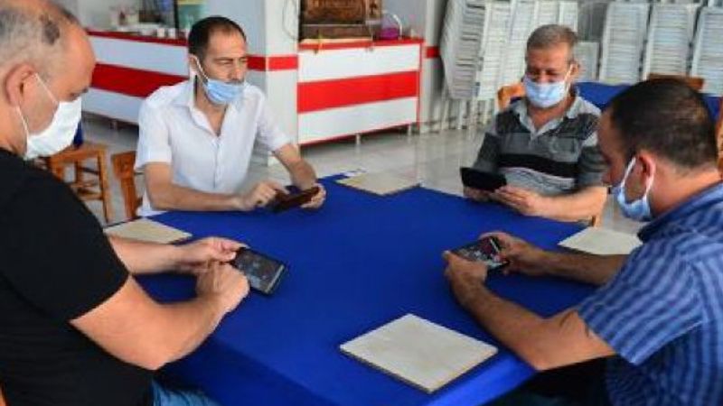 Kahvehanede cep telefonuyla okey oynadılar