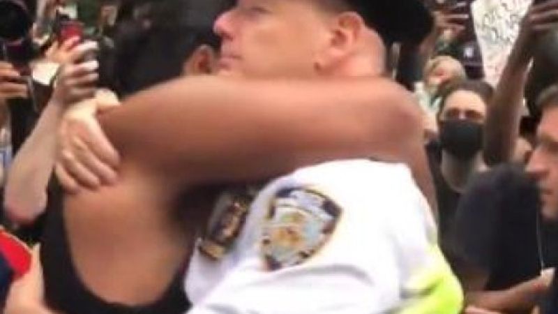 ABD'de polis şefi eylemcilerle birlikte diz çöktü