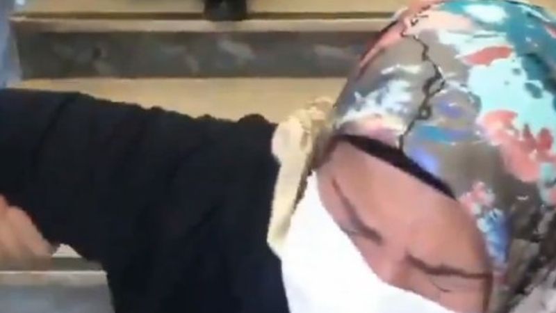 İstediği ayakkabıyı almayan annesini merdivenden düşürdü