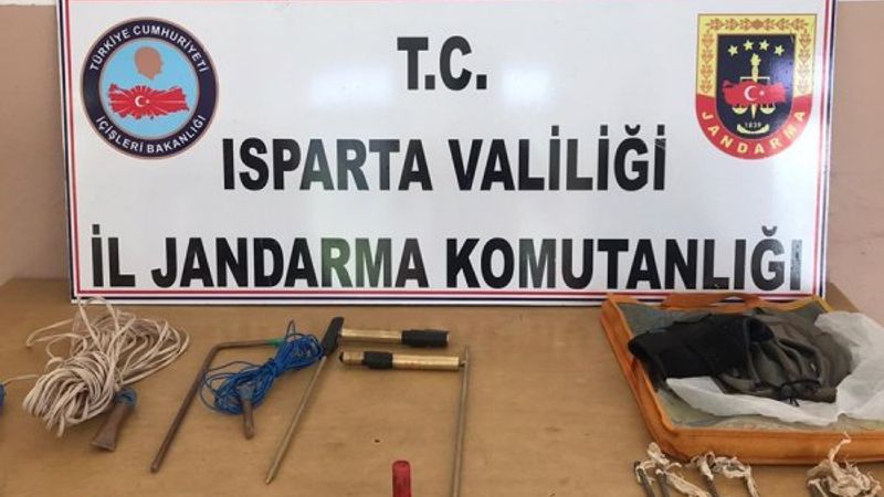 Antik kentte kazı yaparken fotokapana yakalandılar