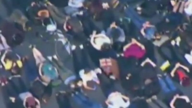 ABD'de protestocular Burnside Köprüsü'nde uzandı