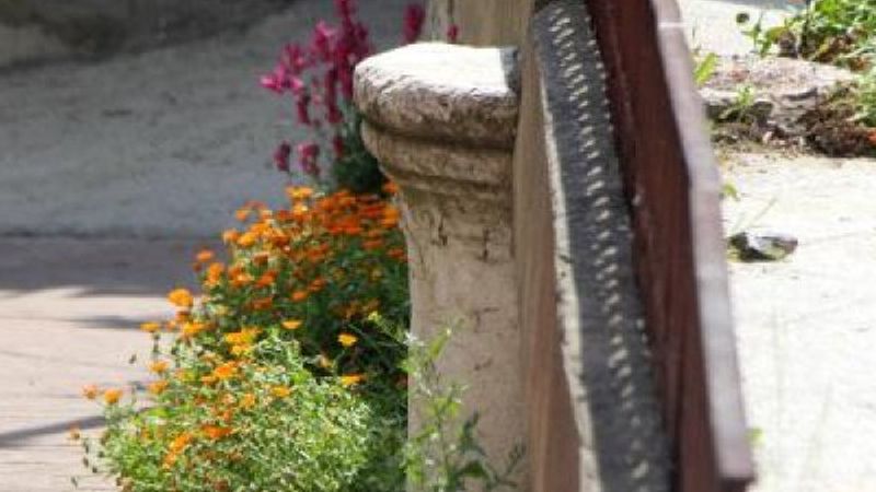 Bolu'da tarihi sütunun üstüne duvar ördüler