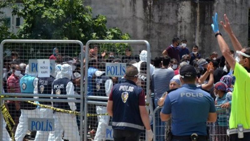 Antalya'da karantina uzatıldı, mahalleli polise taş attı