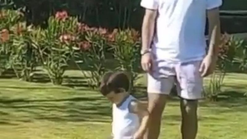 Arda Turan oğluyla top koşturdu