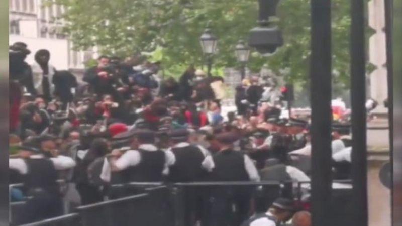 İngiltere'de Floyd protestolarında polis şiddeti