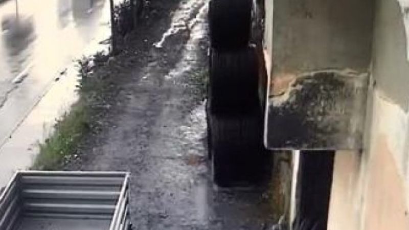 Sultangazi'de minibüs kadına çarptı, 20 metre sürükledi