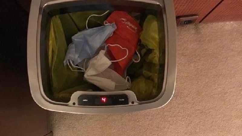 CHP'nin Atatürk imzalı maskesi çöpe atıldı