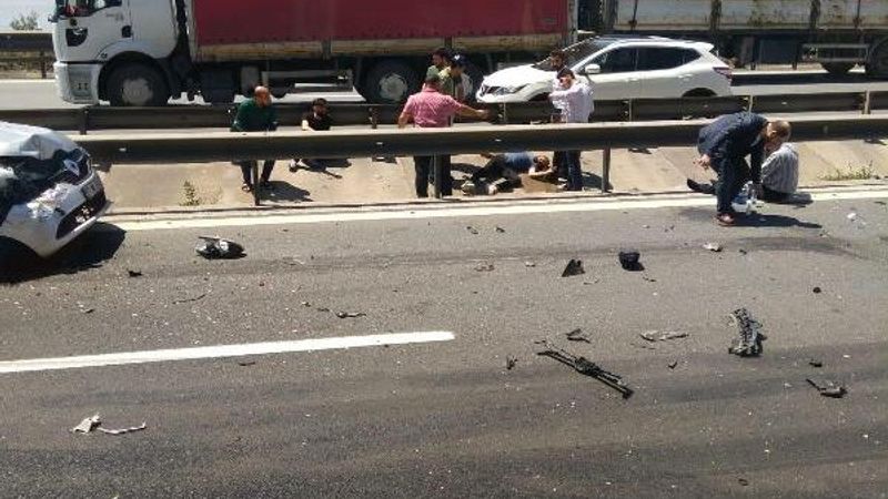 Kocaeli'de kaza yapıp araçtan inenlere otomobil çarptı