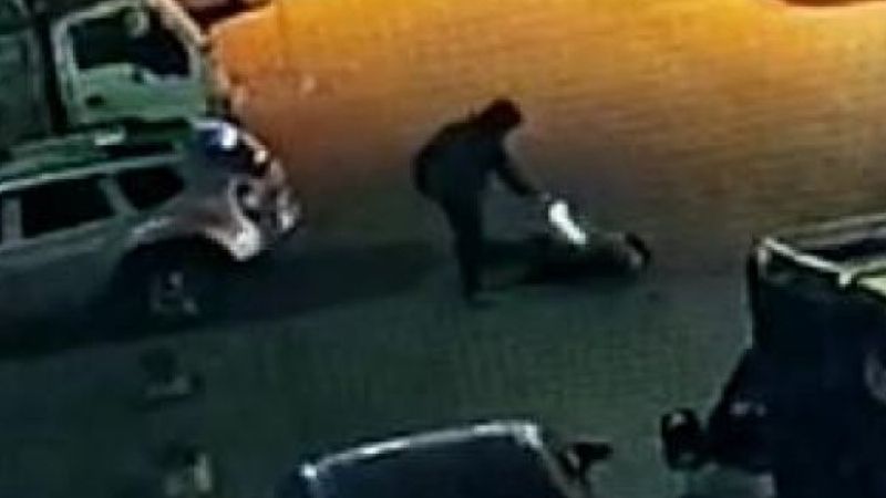 Trabzon'da muhtarın akrabası tarafından vurulma anı