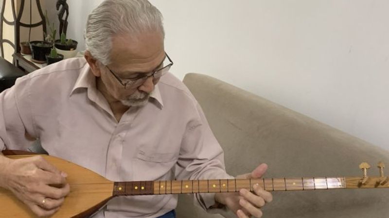 Evine sığdıramayacağı kadar çok müzik aletini çalabiliyor