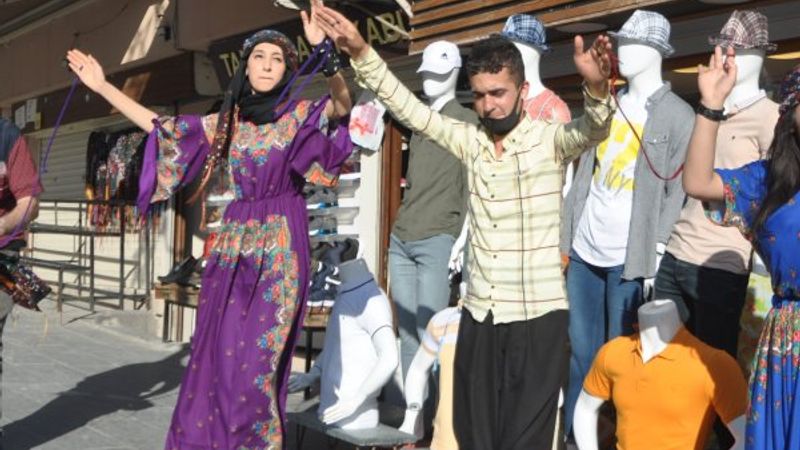 Mardin'de korona nedeniyle halay çekememeye 'ipli' çözüm