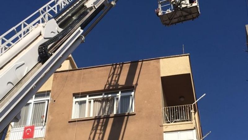 7. katta asılı kalan boyacının imdadına itfaiye yetişti
