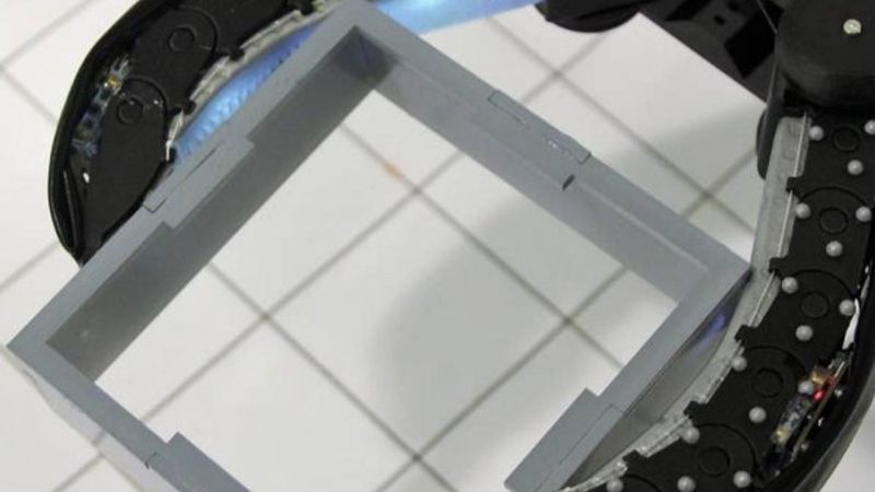 Kırılgan nesneleri görüp hissedebilen robotik el