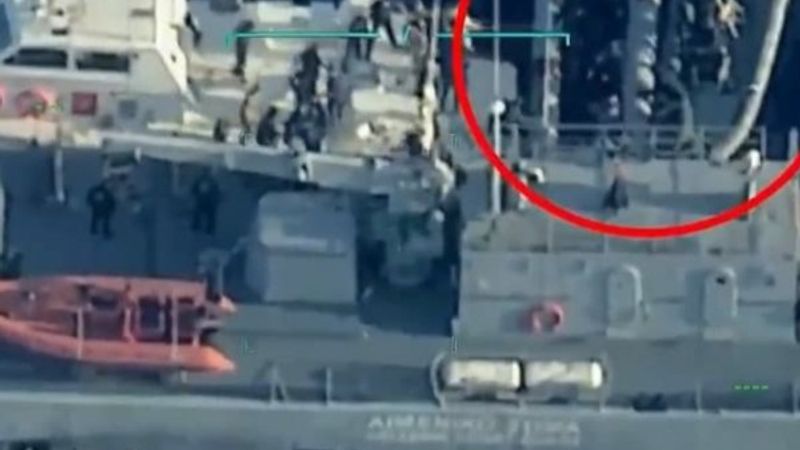 Ölüme terk edilen mültecileri Deniz Kuvvetleri kurtardı