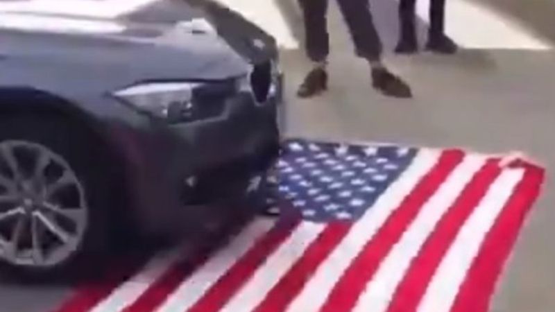 Amerika'da protestocular ABD bayrağını çiğnedi