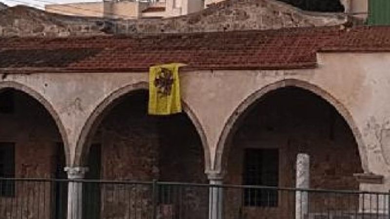 Rum Kesimi'ndeki camiye Bizans bayrağı astılar