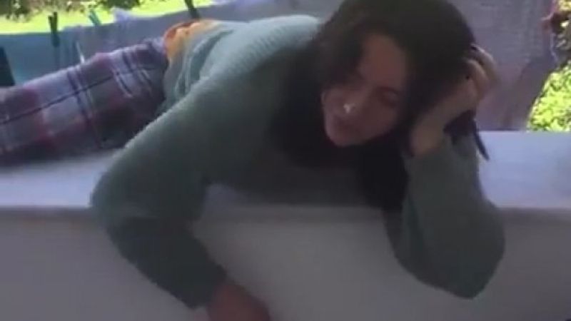 Balkondan sarkan kızın, düşme anı kamerada