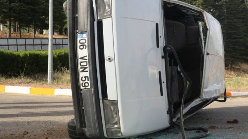 Bisikletli çocuğa çarpmamak için otomobiliyle takla attı