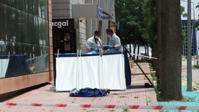 İzmir'de yüksekten düşen inşaat işçisi hayatını kaybetti