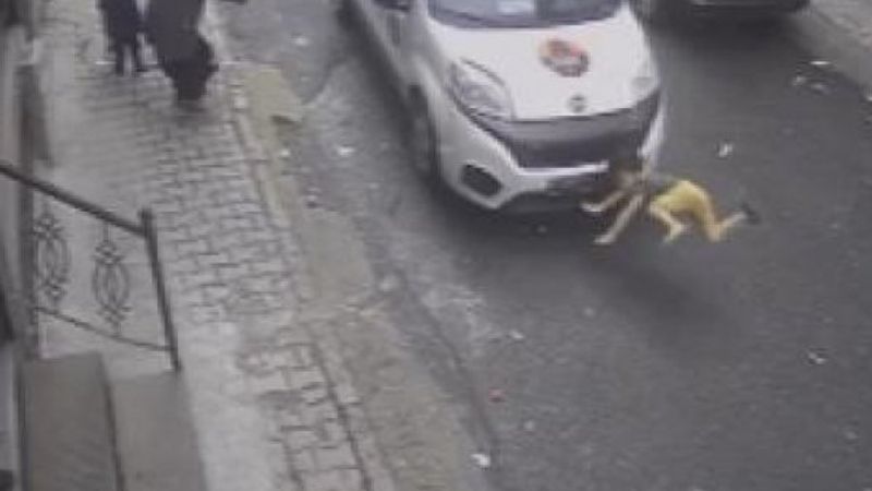 Sokağa aniden fırlayan çocuğa hafif ticari araç çarptı