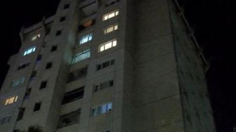 Kocasını bıçaklayan kadın, çocuğunu balkondan sarkıttı