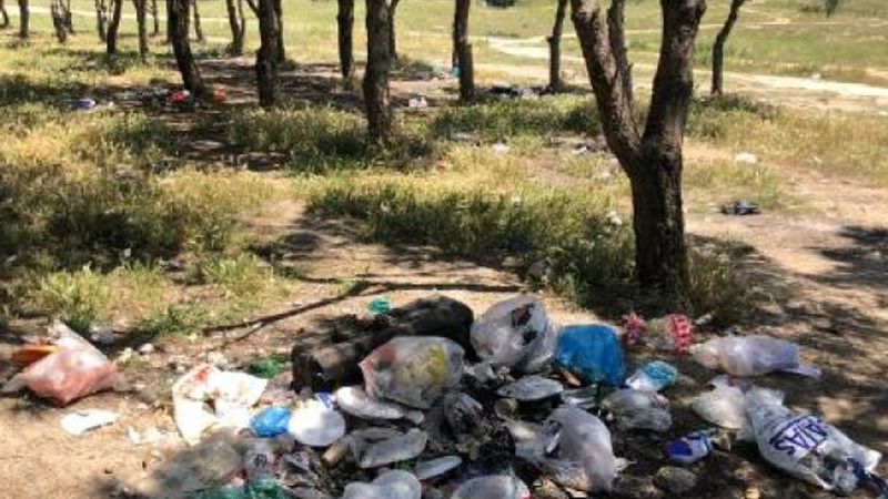 Arnavutköy'de piknik yapanlardan geriye çöpler kaldı
