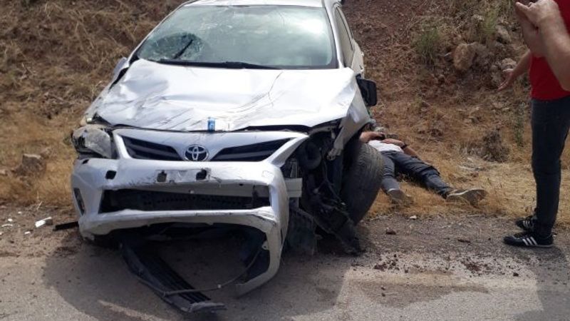 Lastiği patlayan araç şarampole yuvarlandı: 1 yaralı