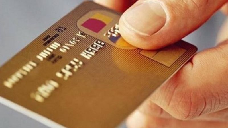 Sahte kimlikler ile kredi kartı çıkartıp dolandırdılar