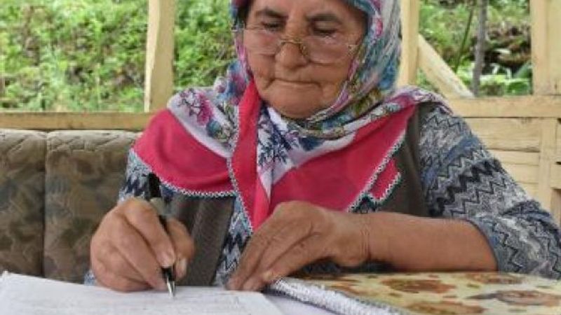 60'ında ilkokulu bitiren Perihan Teyze kitap çıkardı