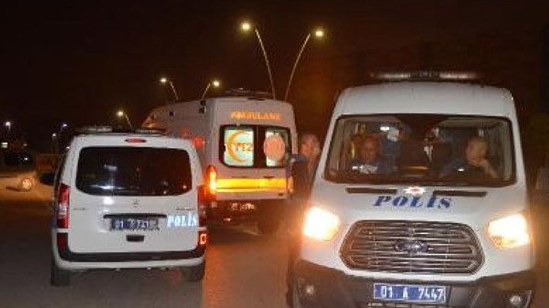 Dövdükleri arkadaşlarını seyir halindeki araçtan attılar