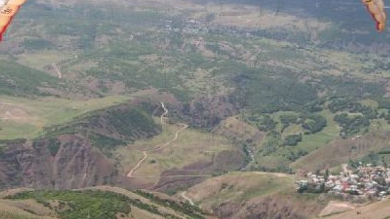 Bingöl'de terörle anılan dağ, paraşütçülerin merkezi oldu