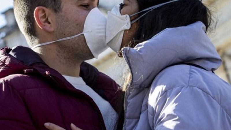 İngiltere Başbakanı Johnson: Bekarlar evlerde buluşabilir