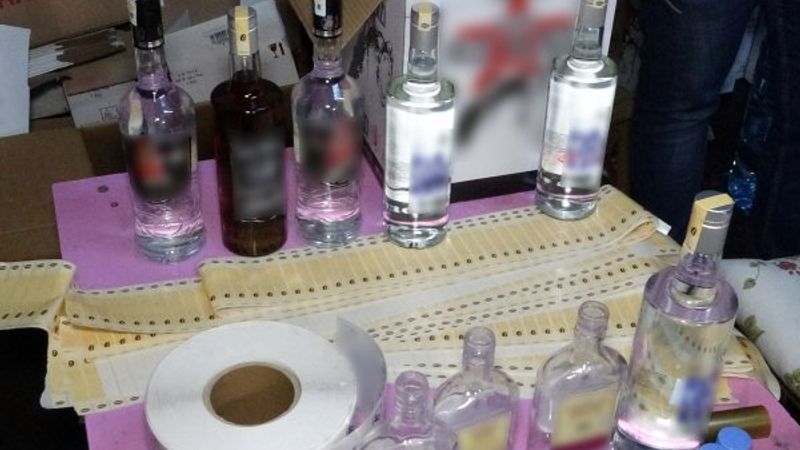 Pendik’te operasyon: 10 bin şişe sahte içki ele geçirildi